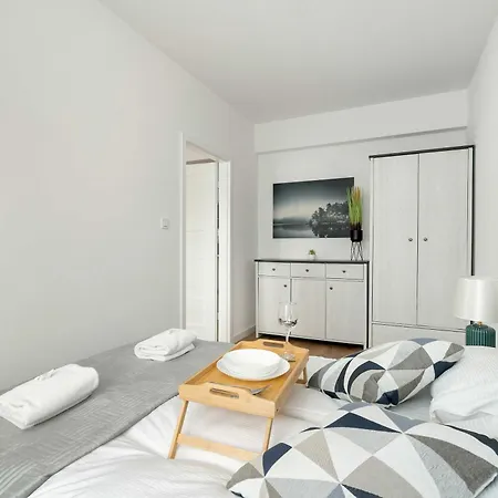 Elegancki Niedaleko Parku W Poznaniu Z Tarasem I Parkingiem By Renters Poznan